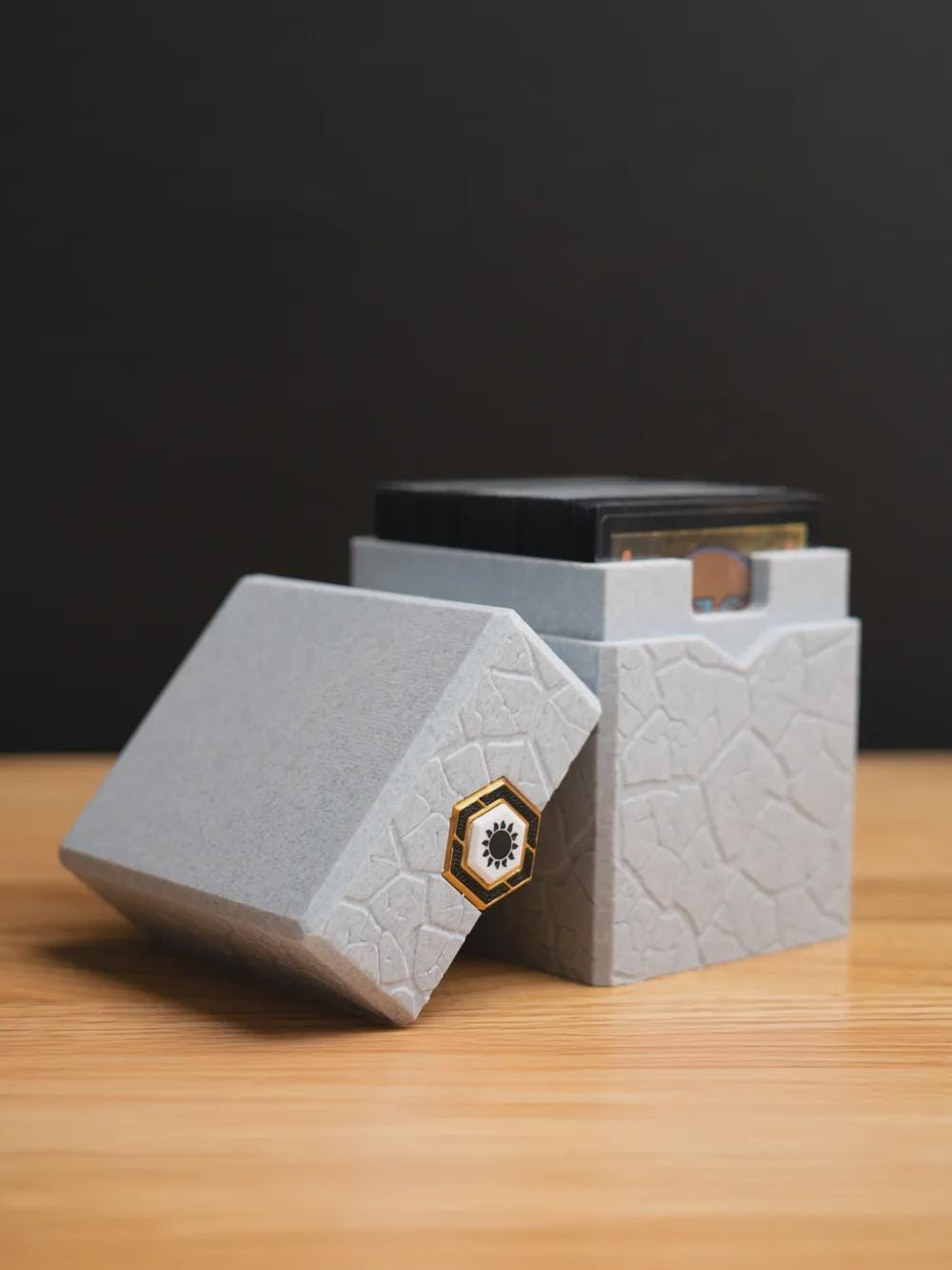 Plains MTG Commander Deck Box: Magnetic Closure, 100 Double Sleeved Cards